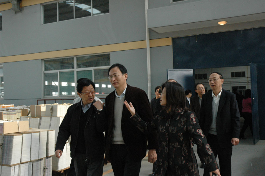 在参观过程中,上海电气印刷包装机械集团总裁曹敏不时聆听着相关